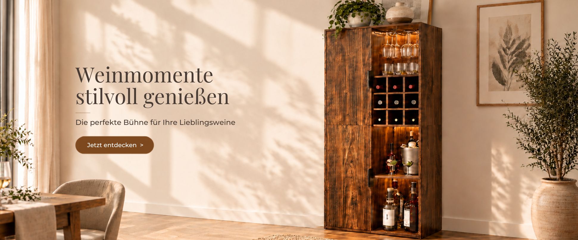 Weinschrank mit integriertem Flaschenregal und Gläserhaltern in einer hellen, natürlichen Wohnszene.