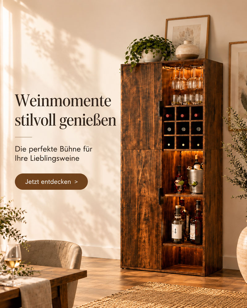 Rustikaler Weinschrank aus Holz mit Flaschen- und Glashalterung in einem hellen Esszimmer.